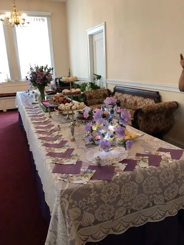 A table with many purple flowers on it